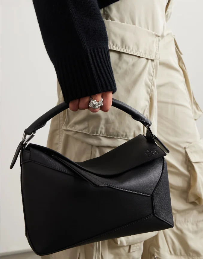 Bolsa de ombro pequena Puzzle Edge em couro texturizado