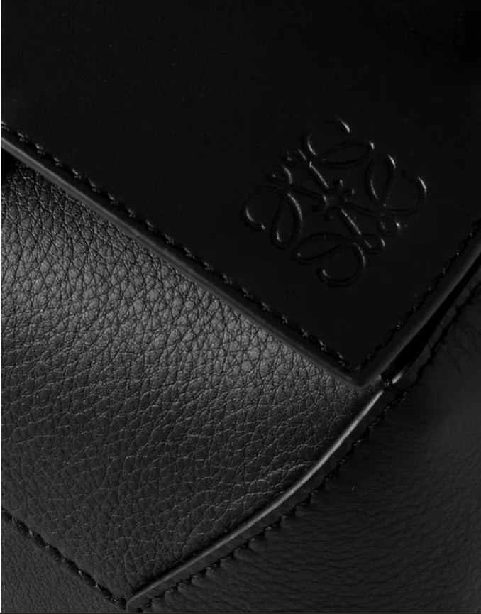 Bolsa de ombro pequena Puzzle Edge em couro texturizado