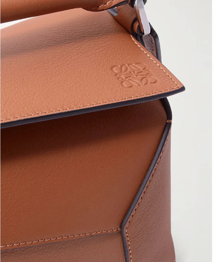 Bolsa de ombro pequena Puzzle Edge em couro texturizado