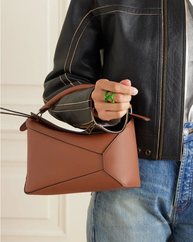 Bolsa de ombro pequena Puzzle Edge em couro texturizado