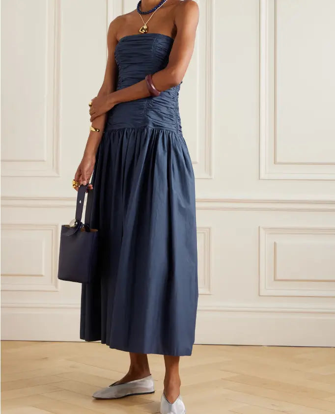 Vestido midi de popeline de algodão orgânico com franzidos e sem alças