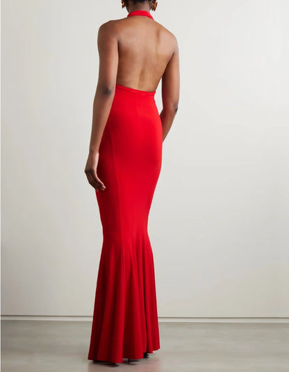 Vestido de malha com decote halter e recortes