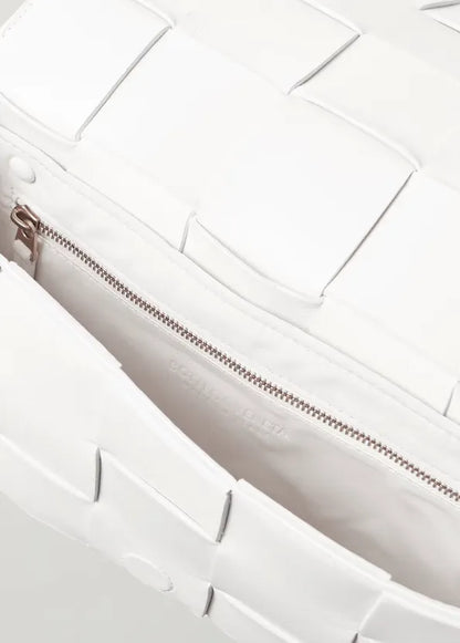 Bolsa de ombro média em couro intrecciato Cassette